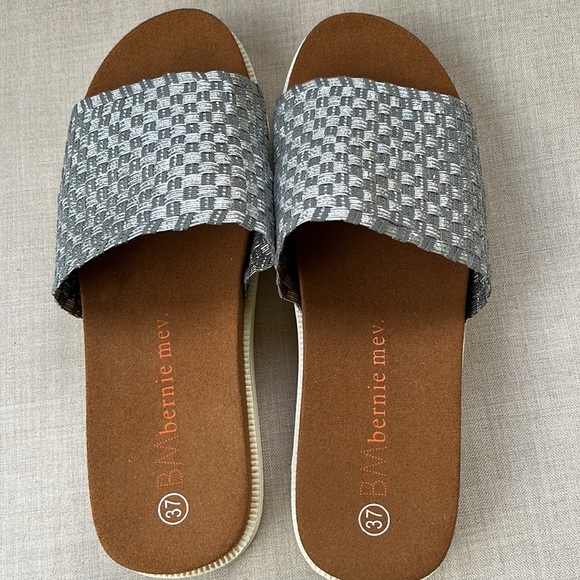 Bernie Mev Capri Slip on Sandal in Silver Gray -  size 37 (US 6.5/7) - EUC - Picture 5 of 7